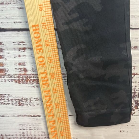 SPANX Look at Me Now Seamless Black Camouflage Legging Womens Small Camo Nylon - Picture 7 of 10